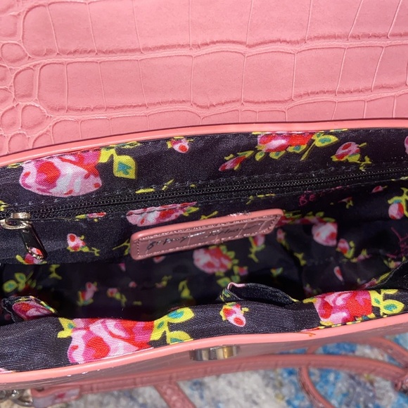 Betsey Johnson XOMIMI Blush Floral Crossbody Bag With Heart Logo New With Tag - Picture 6 of 6